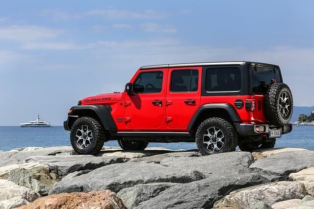 Der Jeep Wrangler Rubicon mit langem Radstand und vier Türen
