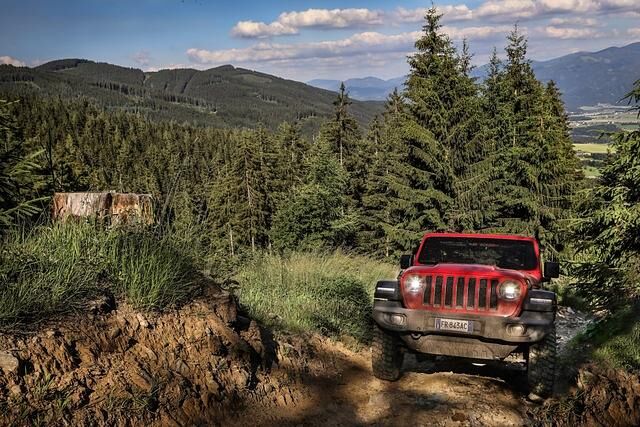 Ein Jeep Wrangler nimmt Strecken unter die Räder, die ein VW Tiguan oder ein BMW X5 nicht mal für 50 Meter überleben würde