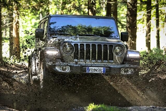 Der Jeep Wrangler, je nach Ausführung zwischen 46.500 und 56.000 Euro teuer, ist nach wie vor kein Auto für jedermann