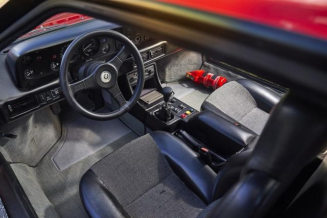 Der Fahrerarbeitsplatz im BMW M1
