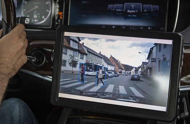 Das Auto behält die Fußgänger und andere Verkehrsteilnehmer so lange im Blick, bis sie aus dem Sichtfeld verschwunden sind