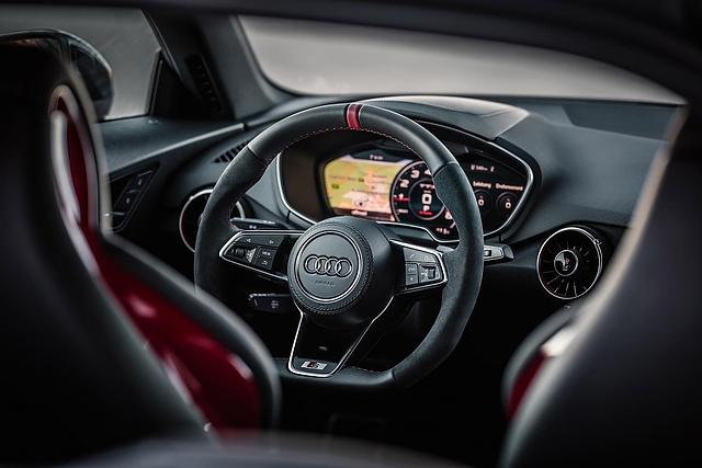 Den Audi TTS 2018 gibt es nun serienmäßig mit virtuellem Cockpit