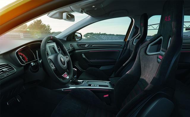 Im Innenraum gibt es optional Schalensitze von Recaro