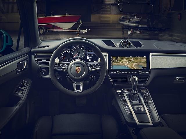 Im Cockpit fällt der elf Zoll Monitor ins Auge