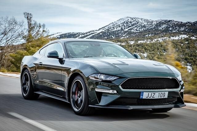 Ford baut sein Remake auf dem aktuellen Mustang auf und ändert nicht viel mehr als Lackierung und Ausstattung und kitzelt aus dem fünf Liter großen V8-Motor 460 statt 418 PS