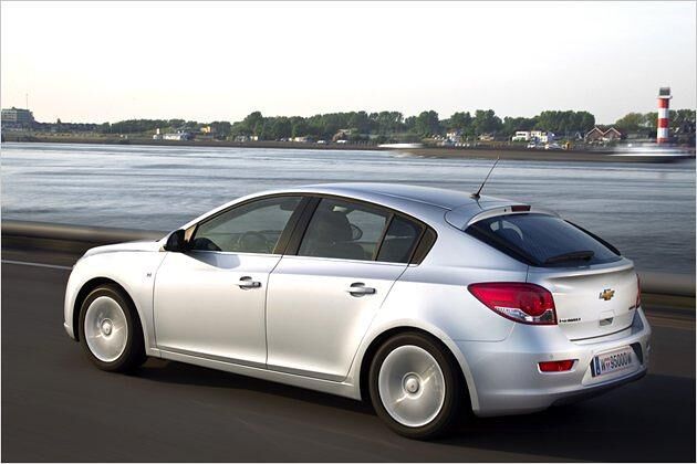 Den Cruze mit Schrägheck nennt Chevrolet nun einfach Cruze, während die Stufenheck-Variante nun Cruze Limousine heißt