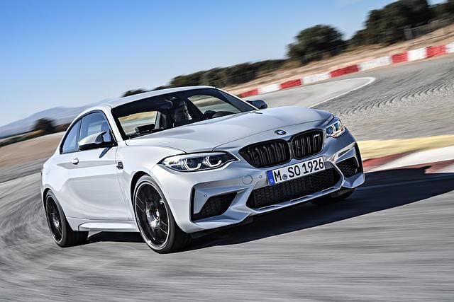  Schon mit 302 kW/410 PS benötigt der M2 Competition an der Front größere Lufteinlässe und ein besonderes Kühl-Management