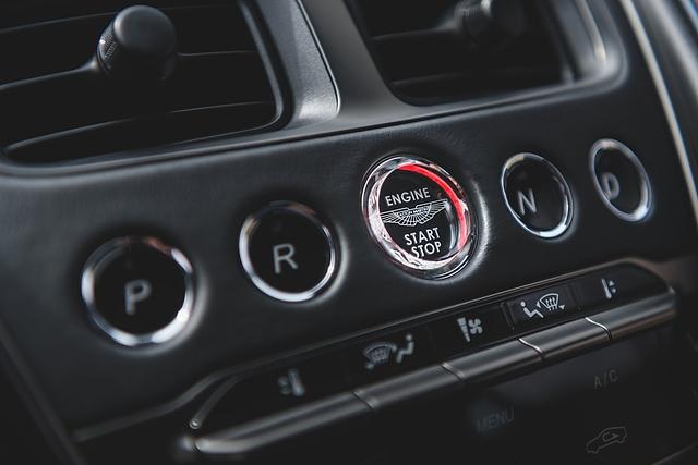 Aston Martin DBS Superleggera - Schalterleiste im Innenraum