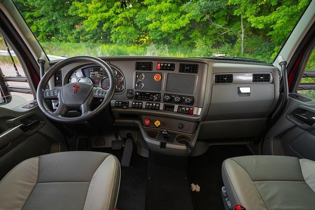 Sieht man einmal vom Notaus-Schalter ab, wirkt das Cockpit des Brennstoffzellen-Trucks recht konventionell