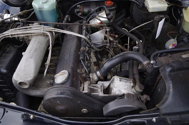 Unter der Haube des Audi 100 arbeitet ein Fünfzylinder