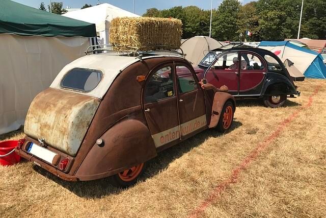 Beim Citroen 2 CV Clubtreffen in Dinslaken, im Hintergrund Sondermodell Charleston