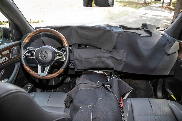 Auch, wenn man noch nicht viel erkennt: Vorn gibt es ein Cinemascope-Cockpit im Stil der neuen A-Klasse samt dem Bediensystem MB UX und der Sprachsteuerung „Hey Mercedes“ 