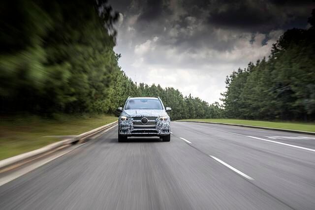 Auf dem Highway wird der GLE so zum komfortablen Cruiser, der Bodenwellen einfach wegbügelt und durch die Kurven gleitet wie ein Carver über die Skipiste, ohne dass man drinnen noch eine...
