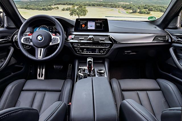 Der Innenraum der Competition-Version unterscheidet sich kaum von dem des M6