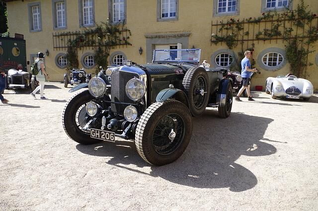 Ein Vorkriegs-Bentley am Schloss