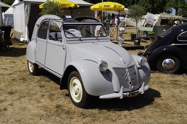 Auch Bodenständiges wie ein Citroën 2CV wurde ausgestellt