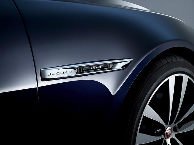 Der Jaguar XJ50 rollt auf 20 Zoll-Rädern
