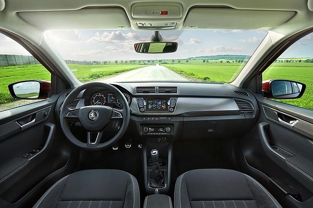Das Cockpit mit neuen Applikationen in Aluminium-Optik