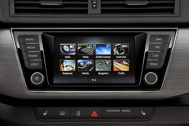 Das Infotainment mit dem 6,5 Zoll-Monitor bietet die übliche Konnektivitität
