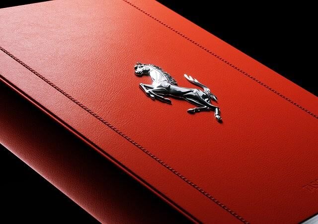 „Ferrari“-Buch im Alu-V12  - Preisintensives Sammlerstück 