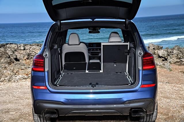 Der BMW X3 bietet viel Platz auch auf der Rückbank und einen mit 550 Liter recht großen Kofferraum, der sich auf bis zu 1.600 Liter erweitern lässt