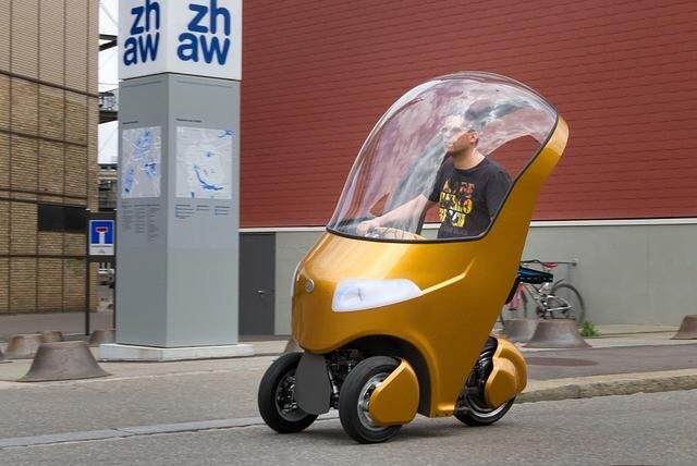 Das kleine Elektro-Dreirad schützt seinen Fahrer vor Wind und Wetter