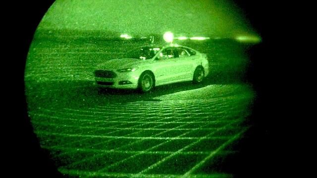 Beim autonomes Fahren müssen die Sensoren und Kameras auch bei Nacht arbeiten