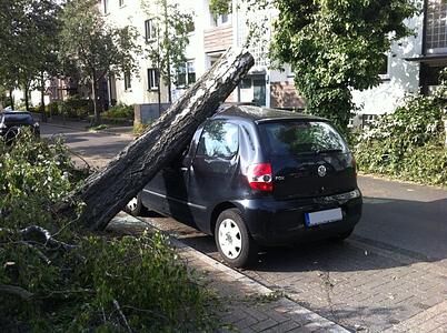 Ratgeber: Autofahren bei Sommergewitter   - Ruhig bleiben und sichere Orte ansteuern 