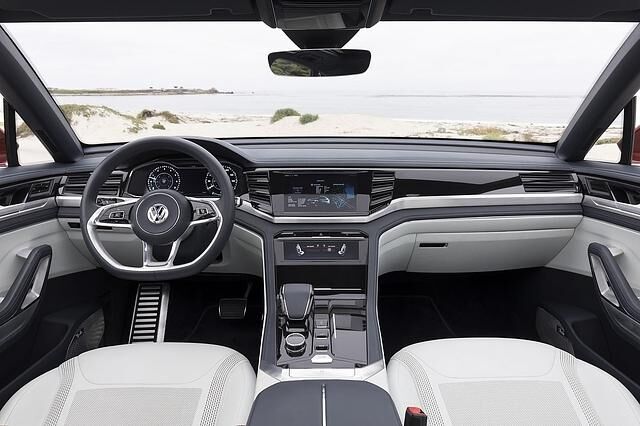 Der Innenraum des VW Atlas Cross Sport Prototyp ist aufgrund des Glasdaches sehr hell