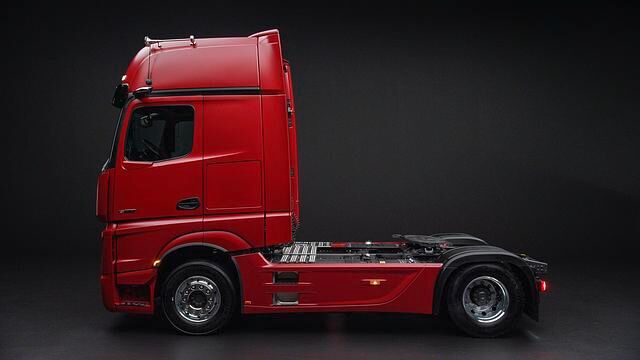 Wie Mercedes E- oder S-Klasse kann der Actros teil-autonom über die Autobahn cruisen
