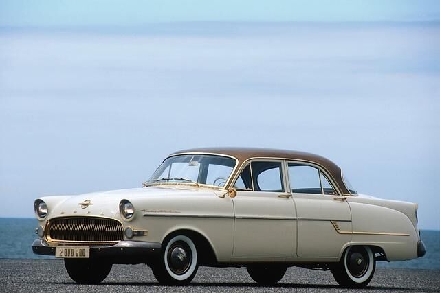 Opel Kapitän 1956 mit Gold-Ornamenten als zweimillionster Opel-Wagen