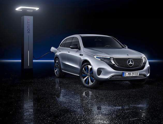 Noch nie war ein Mercedes so spektakulär unspektakulär. Anstatt den neuen EQC mit einer eher futuristischen Karosse auf die Reise zu schicken, wählten die Stuttgarter bei ihrem ersten...