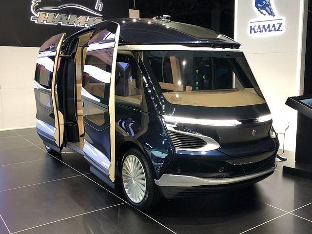 Russische Konstrukteure machen aber auch vor der Zukunft nicht halt. Der Shatl 2.0 von Kamaz ist autonomer Kleinbus für bis zu 12 Personen
