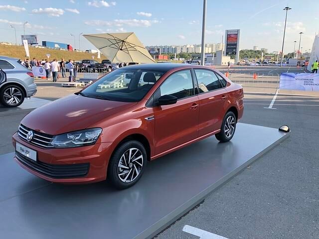 VW rettet die Ehre der Zunft und präsentiert die neue Stufenheck-Version des VW Polo, die auch in Russland gebaut wird