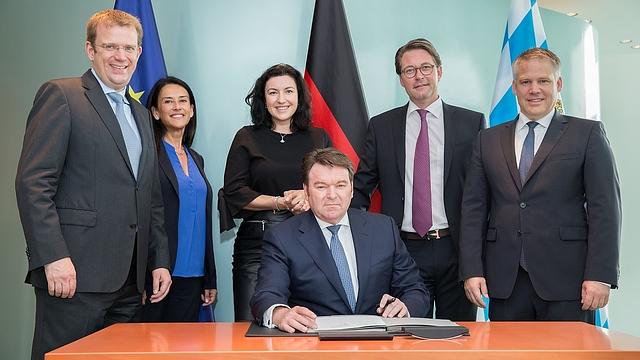 Audi hat das Flugtaxi Projekt gemeinsam mit Airbus angestoßen. Auch Bundesverkehrsminister Andreas Scheuer (Zweiter von rechts) gab seinen Segen