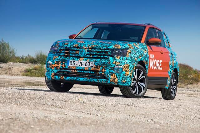 Optisch tritt der T-Cross mit seinem großen Kühlergrill, den markanten LED-Leuchten und der hohen Motorhaube durchaus in die Fußstapfen des Touareg