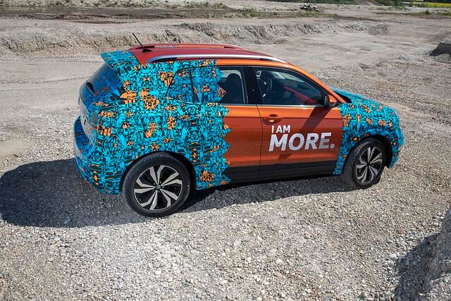 Erst im Herbst will VW den T-Cross ungetarnt zeigen, und auf die Straße kommt das SUV nicht vor Mai 201