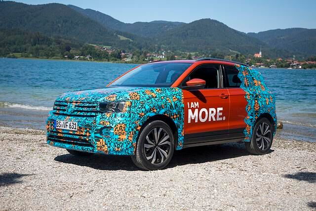 Anders als Seat baut VW aber auf deutlich mehr SUV-Charme: Während man im Arona recht tief sitzt, ist das Gestühl im T-Cross zehn Zentimeter höher als im Polo montiert