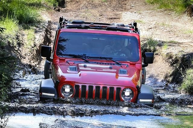 Jeep Wrangler Rubicon schlägt sich im Gelände wacker