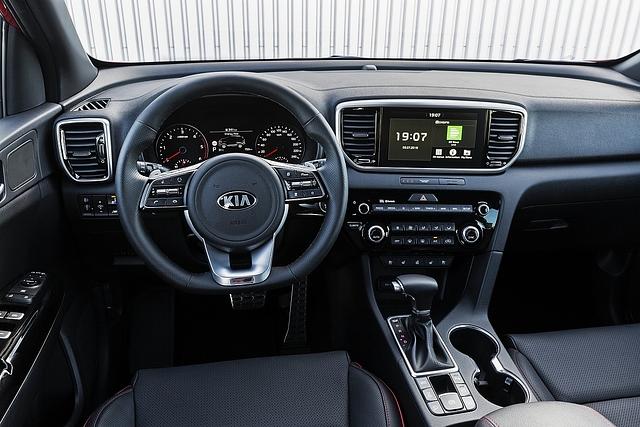 Das Cockpit des Kia Sportage 2.0 CRDI AWD mit EcoDynamics+