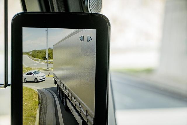 Zwei 15 Zoll Displays, die innen an der A-Säule angebracht sind, geben das Bild der Außenspiegelkameras in einer Auflösung von 720 x 1920 Pixel wieder.
