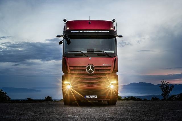 Durch Optimierungen der Aerodynamik, des Antriebsstrangs, der Software sowie des Kartenmaterials spart der Actros drei bis fünf Prozent Benzin