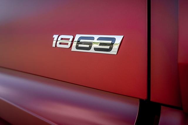 Der Mercedes Actros 1863 hat bis zu 463 kW / 630 PS und ein maximales Drehmoment von 3.000 Newtonmetern