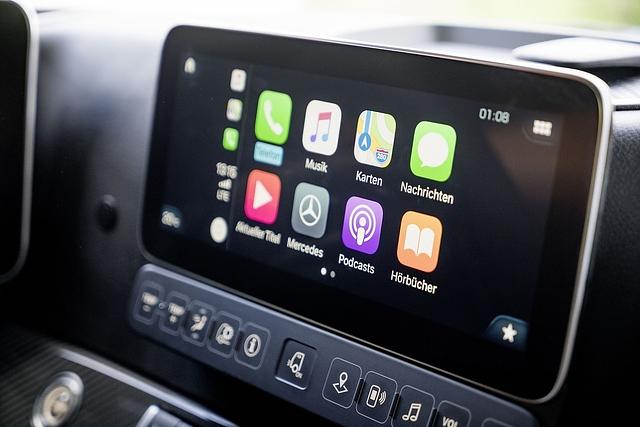 Zwei Monitore dienen als Bedienungs- und Infotainment-Medium