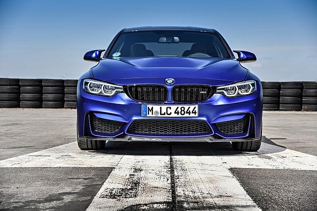 Die Frontschürze des BMW M3 CS saugt den Asphalt förmlich auf
