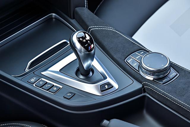 Rings um dem Schalthebel befinden sich die Knöpfe, um den BMW M3 CS scharfzustellen