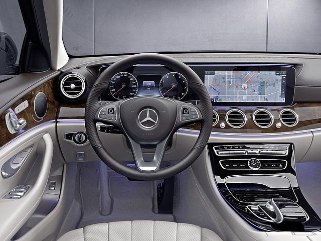 Mercedes E 300 L Chinaversion - das Cockpit