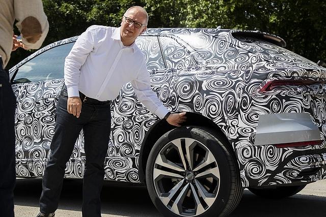 Audi Q8 Projektleiter Werner Kummer erklärt die verschiedenen Niveaus des Fahrwerks