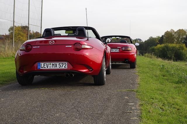 Auch in der jüngsten Neuauflage ist sich der MX-5 in fast allen Belangen treu geblieben. Er ist mit 3,92 Metern etwas kürzer geworden als der Urahn, steht dank fülligerer Breite aber satter da
