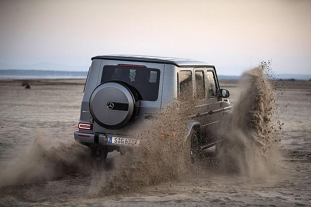 Der Mercedes-AMG G 63 wühlt sich ohne Rücksicht auf Verluste durch den Sand